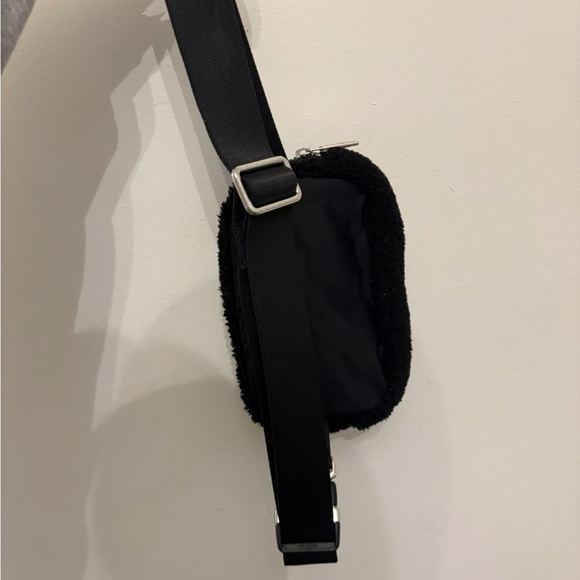 Lululemon Everywhere Belt Bag Fleece / Sherpa - Picture 4 of 5